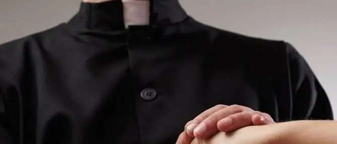 Messaggi hot e avances sessuali a fedeli, sacerdote rimosso