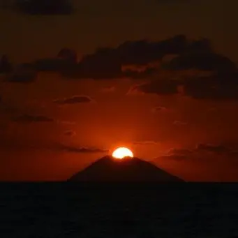 La magia si ripete: il bacio tra il sole e lo Stromboli immortalato da Tropea