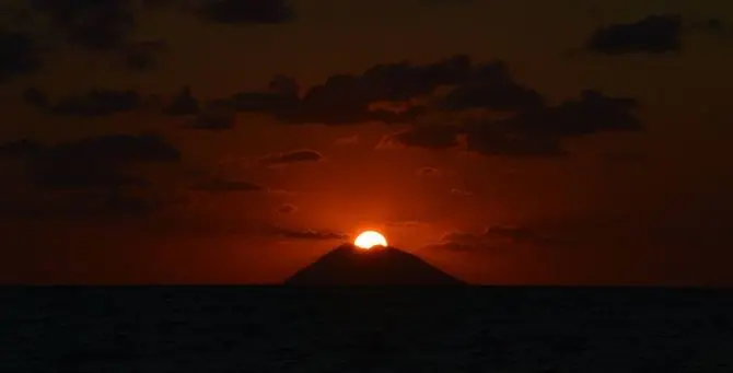 La magia si ripete: il bacio tra il sole e lo Stromboli immortalato da Tropea