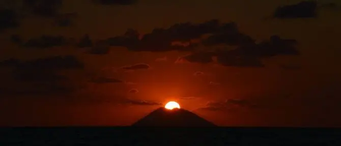 La magia si ripete: il bacio tra il sole e lo Stromboli immortalato da Tropea