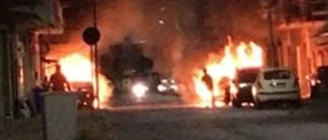 Gioia Tauro, rogo di origine dolosa divora due automobili nella notte