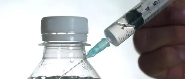 Versa acido nell'acqua del collega, arrestata 52enne