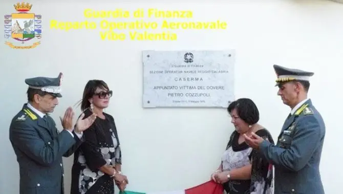 Porto di Reggio, intitolata all’appuntato Cozzupoli la caserma della Guardia di finanza
