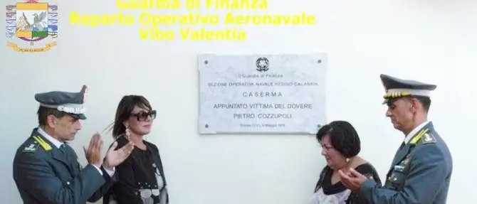 Porto di Reggio, intitolata all’appuntato Cozzupoli la caserma della Guardia di finanza