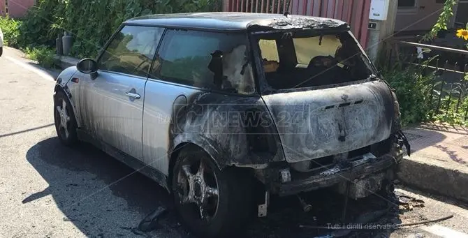 Camini, in fiamme l'auto del sindaco Alfarano: «Amministratori sempre sotto attacco»