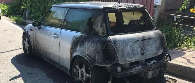 Camini, in fiamme l'auto del sindaco Alfarano: «Amministratori sempre sotto attacco»