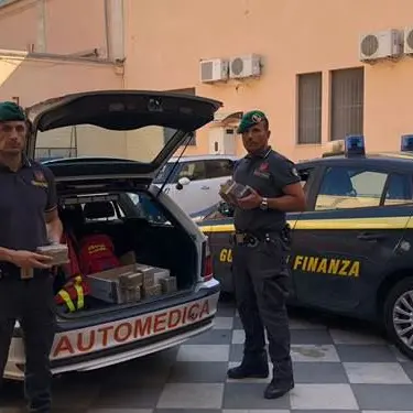 Trasportano 10 chili di hashish su auto medica, coppia calabrese arrestata a Catania