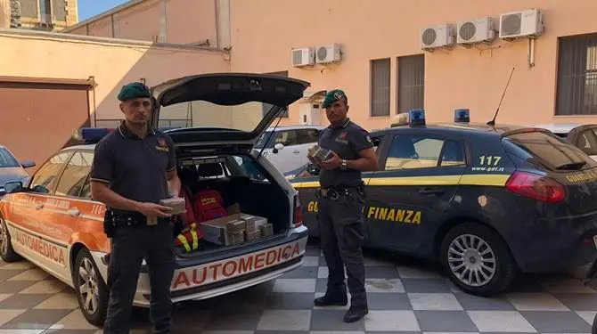 Trasportano 10 chili di hashish su auto medica, coppia calabrese arrestata a Catania