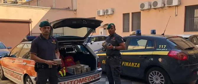 Trasportano 10 chili di hashish su auto medica, coppia calabrese arrestata a Catania