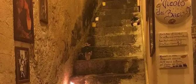 A Pizzo una scalinata diventa il “vicolo dei baci”