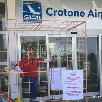 Crotone, parte il sit-in del movimento Vita a difesa dell'aeroporto