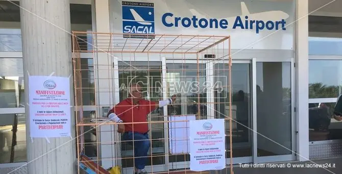 Crotone, parte il sit-in del movimento Vita a difesa dell'aeroporto