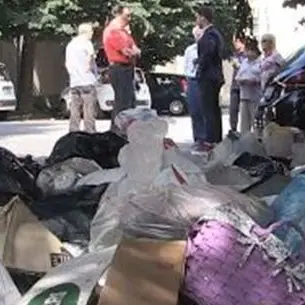 Caos rifiuti a Vibo, arrivano i vigilantes per punire gli incivili: e intanto in Procura…