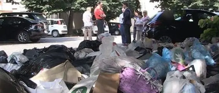 Caos rifiuti a Vibo, arrivano i vigilantes per punire gli incivili: e intanto in Procura…