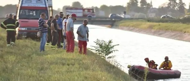 Annega per salvare il cane, muore davanti al figlio di 10 anni