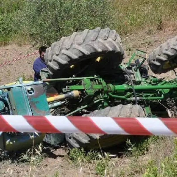 Si ribalta il trattore, muore un uomo nella Locride