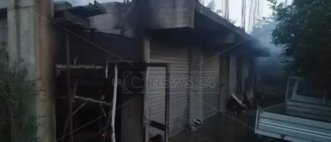 In fiamme una ditta edile di Badolato, denunciato l’autore