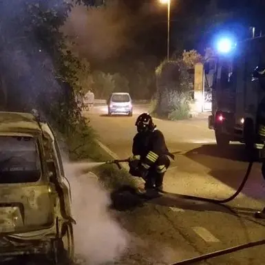 Davoli Marina, auto in fiamme nella notte