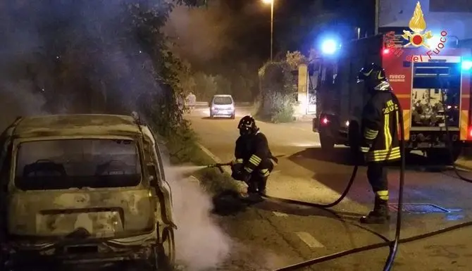 Davoli Marina, auto in fiamme nella notte