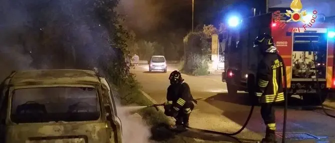 Davoli Marina, auto in fiamme nella notte