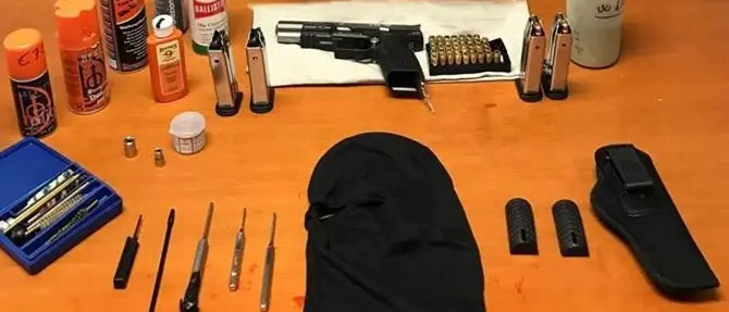 Pistola e cartucce in casa, un arresto nel Reggino