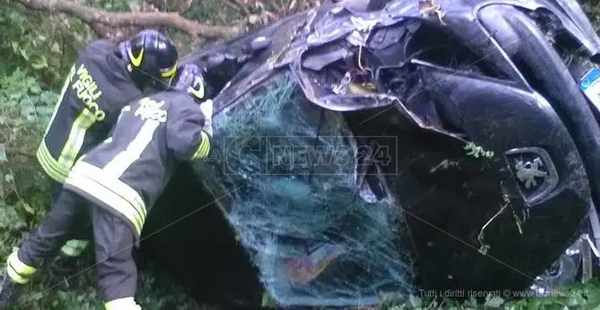 Incidente nel Vibonese: finisce con l’auto in un burrone