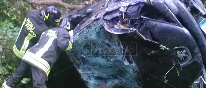 Incidente nel Vibonese: finisce con l’auto in un burrone