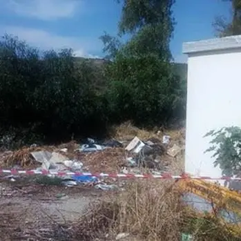 Stoccavano rifiuti illecitamente, sequestrata area a Pietrapaola
