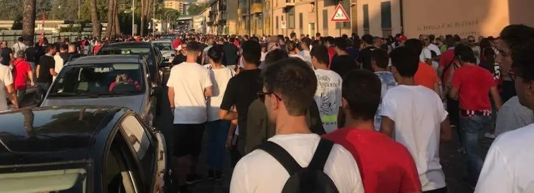 Cosenza-Verona non si giocherà. Imbufaliti diecimila tifosi fuori dallo stadio