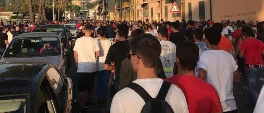 Cosenza-Verona non si giocherà. Imbufaliti diecimila tifosi fuori dallo stadio