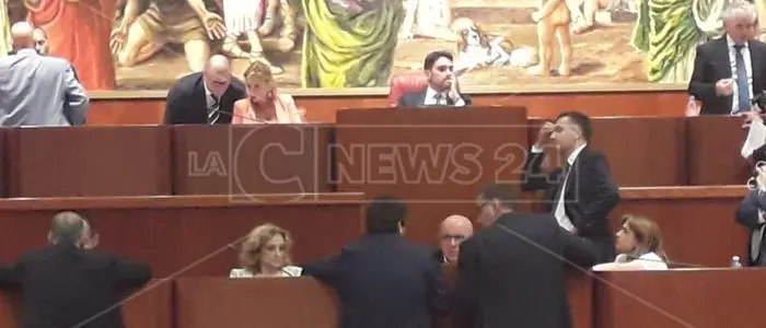 La Calabria aspetti, il Consiglio resta in ferie. Evaporata al sole anche la verifica politica