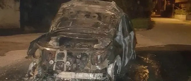 Auto distrutta dalle fiamme nel Catanzarese