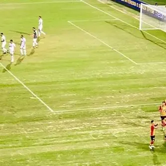 A Lecce si gioca, a Cosenza no. I tifosi: «Adottati due pesi e due misure»