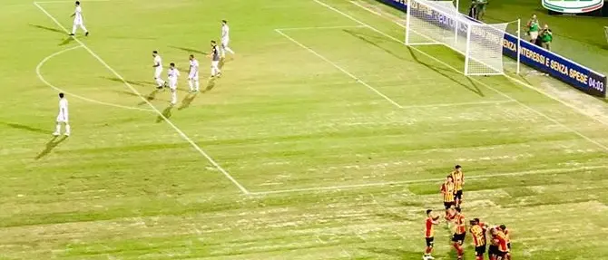 A Lecce si gioca, a Cosenza no. I tifosi: «Adottati due pesi e due misure»