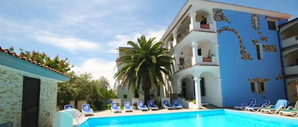 Incastrato in un bocchettone, bimbo di 7 anni muore in piscina