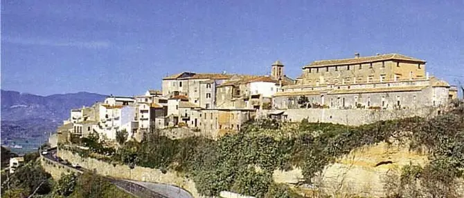 Bisignano, muore anziano avvolto tra le fiamme