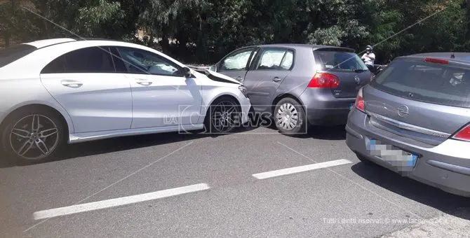 Carambola tra auto sulla statale 106 a Caminia