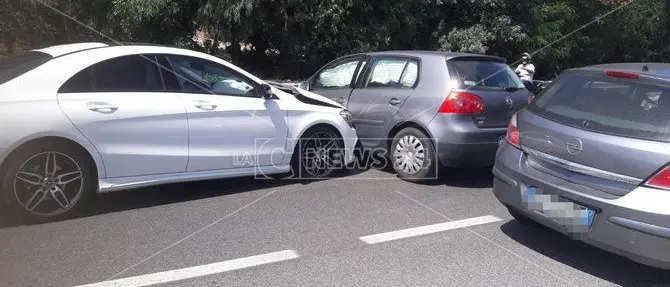 Carambola tra auto sulla statale 106 a Caminia