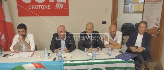 Crotone, i sindacati: «Ricollocare i 56 lavoratori di Gestione servizi»