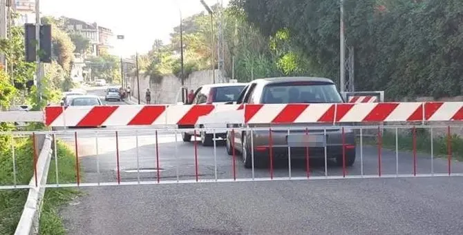 Panico a Ricadi, auto “sfidano” il passaggio a livello