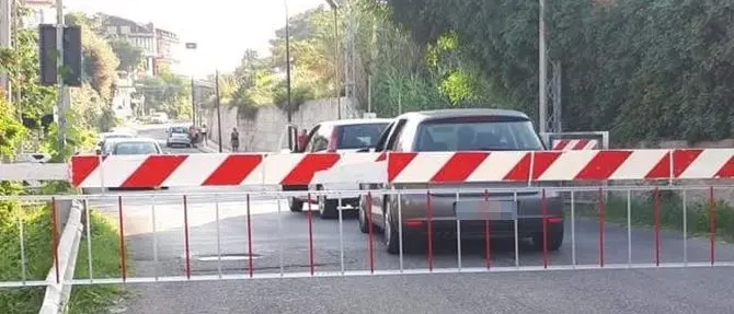 Panico a Ricadi, auto “sfidano” il passaggio a livello