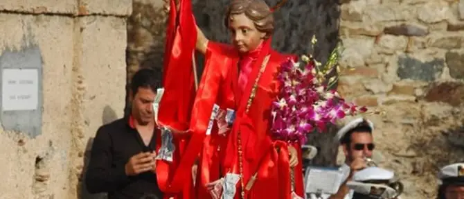 Il parroco vieta il balletto della statua patronale e la comunità insorge