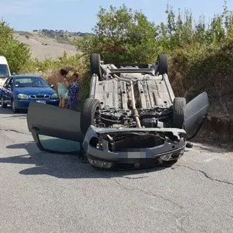 Si ribaltano con l'auto a Zagarise, feriti due giovani