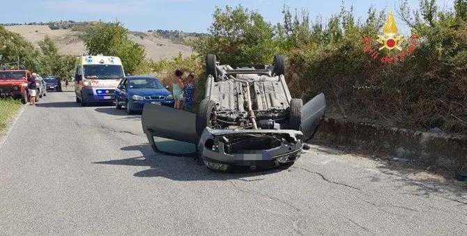 Si ribaltano con l'auto a Zagarise, feriti due giovani