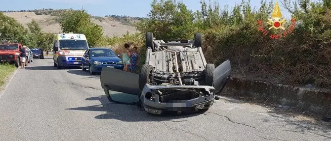 Si ribaltano con l'auto a Zagarise, feriti due giovani