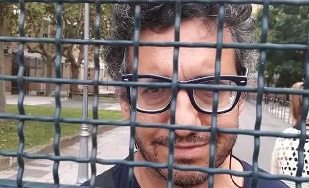 Andrea e il disperato appello delle sorelle: «Aiutateci a portarlo via da quella gabbia»