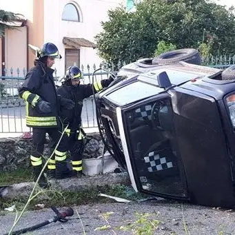 Auto si ribalta nel Vibonese, conducente in ospedale