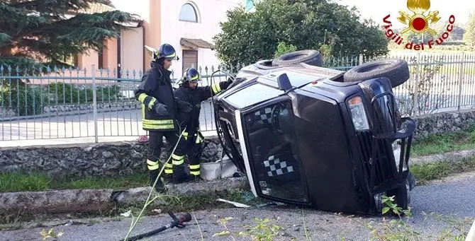 Auto si ribalta nel Vibonese, conducente in ospedale