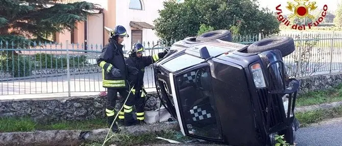 Auto si ribalta nel Vibonese, conducente in ospedale