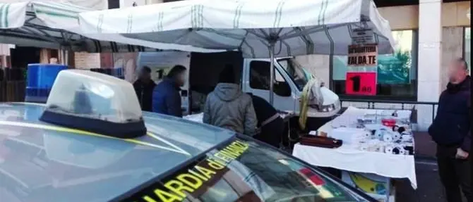 Paola, sequestrati 426 capi contraffatti